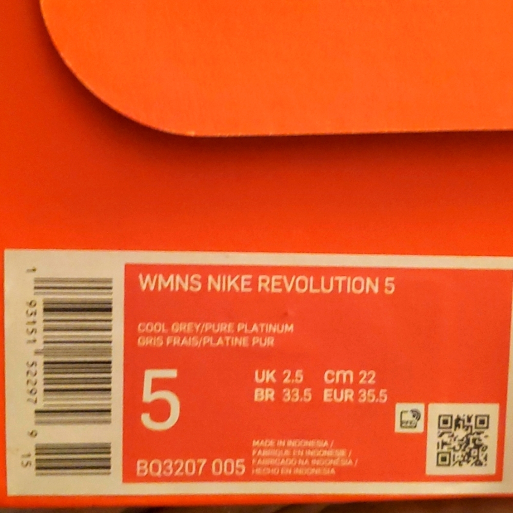 BRAND NEW GREY NIKE SIZE 5